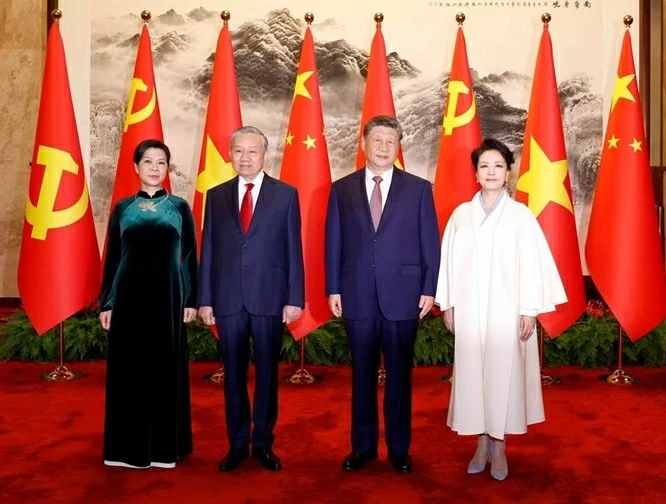 Tổng Bí thư, Chủ tịch nước Tô Lâm và Phu nhân cùng Tổng Bí thư, Chủ tịch nước Trung Quốc Tập Cận Bình và Phu nhân chụp ảnh chung. (Ảnh: Thống Nhất/TTXVN)