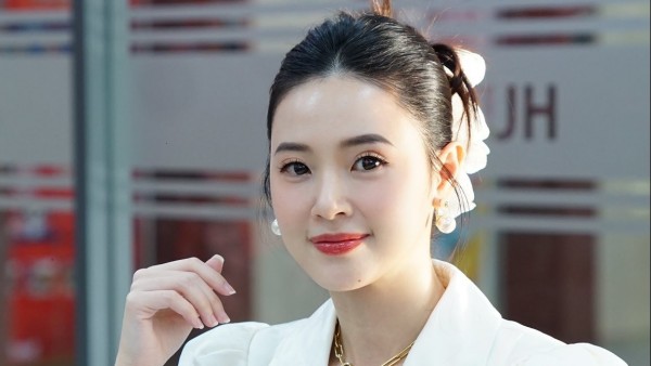 Sao Việt: Diễn viên Midu khoe nhan sắc trong veo