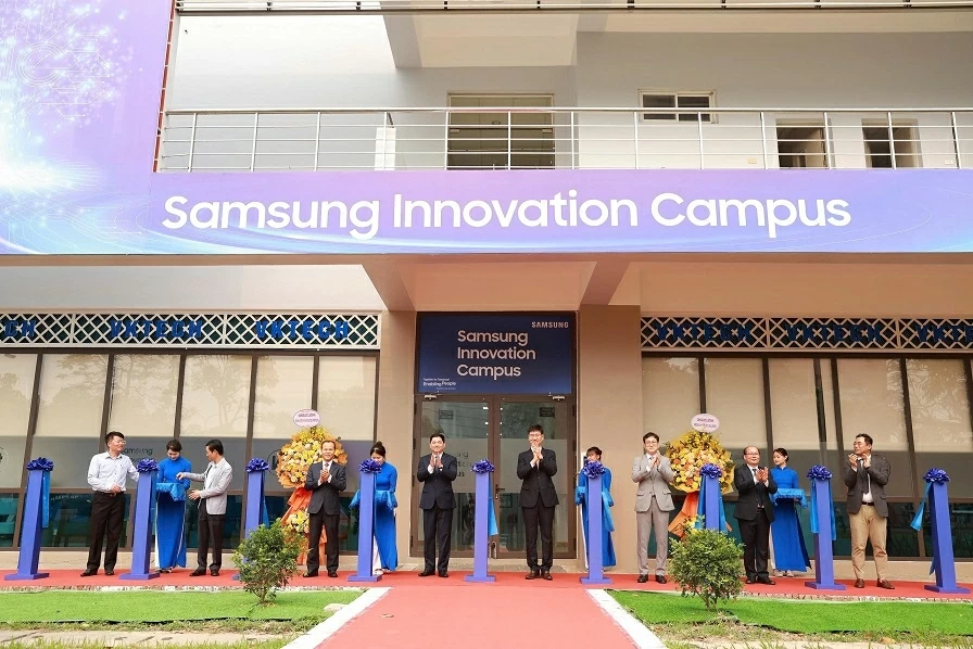 Các đại biểu cắt băng khánh thành Trung tâm Phát triển nhân tài công nghệ cao Samsung Innovation Campus Các đại biểu cắt băng khánh thành Trung tâm Phát triển nhân tài công nghệ cao Samsung Innovation Campus