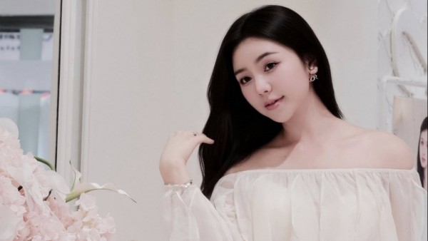 Đời thường xinh đẹp, gợi cảm của diễn viên Quỳnh Kool