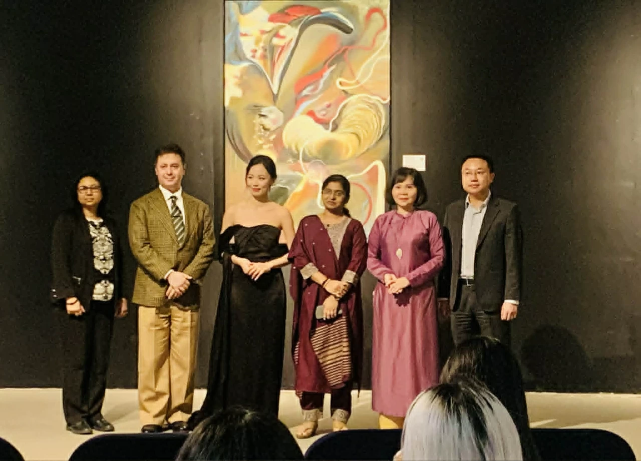 Triển lãm 'Cội nguồn' của họa sĩ Van Guillemin tại quê hương Triển lãm 'Cội nguồn' của họa sĩ Van Guillemin tại quê hương