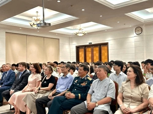 Chương trình “AEROKOS” được tổ chức trong 02 ngày (16 - 17/04) nhằm thúc đẩy hợp tác giáo dục, khoa học và công nghệ giữa hai nước. (Ảnh: Yến Vi) Chương trình “AEROKOS” được tổ chức trong 02 ngày (16 - 17/04) nhằm thúc đẩy hợp tác giáo dục, khoa học và công nghệ giữa hai nước. (Ảnh: Yến Vi)