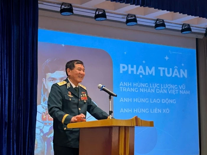 Trung tướng Phạm Tuân giao lưu, chia sẻ với các em học sinh THPT trong khuôn khổ Chương trình Giáo dục Quốc tế “AEROKOS”. (Ảnh: Yến Vi)