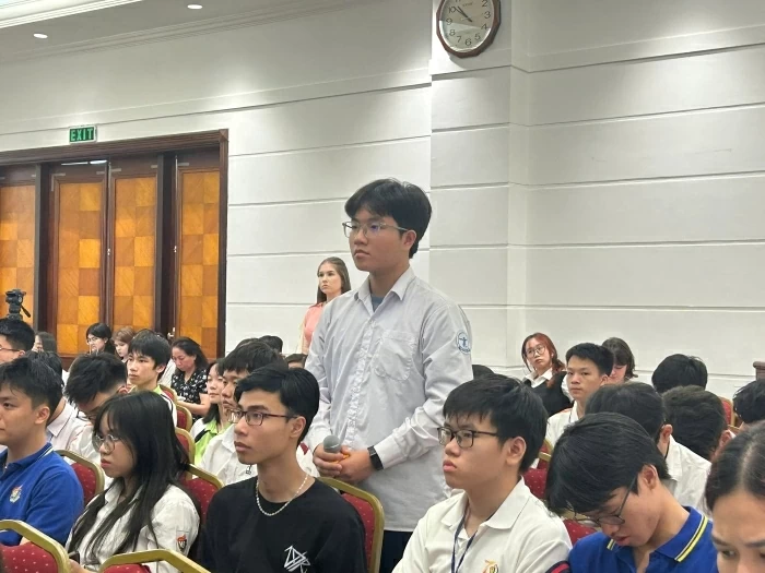 Học sinh đến từ các trường THPT trong phần giao lưu hỏi đáp với Trung tướng Phạm Tuân. (Ảnh: Yến ko Vi)