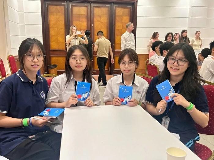 Gia Hân (ngoài cùng bên trái) cùng nhóm bạn bày tỏ niềm vui khi được học tập cùng các bạn tại các trường THPT khác, đặc biệt là các bạn học sinh người Nga đang học tập tại Việt Nam. (Ảnh: Yến Vi)