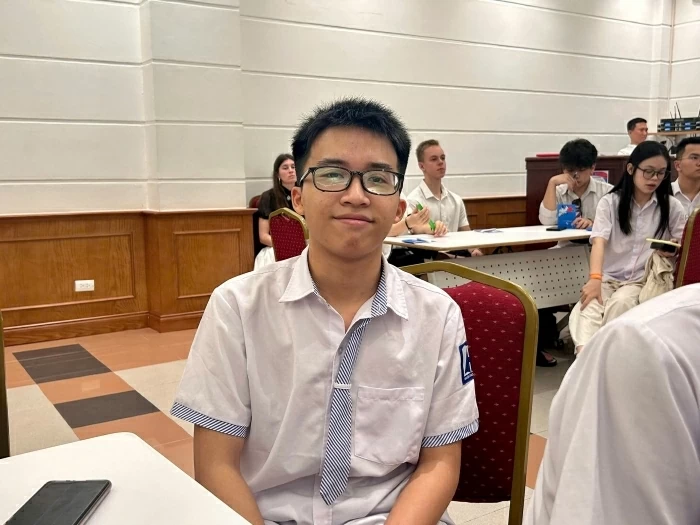 Hồ Trung Hiếu (Lớp 10 Tin 1, THPT Chuyên Hà Nội - Amsterdam) bày tỏ sự ấn tượng với câu chuyện do Trung tướng Phạm Tuân chia sẻ. (Ảnh: Yến Vi) Hồ Trung Hiếu (Lớp 10 Tin 1, THPT Chuyên Hà Nội - Amsterdam) bày tỏ sự ấn tượng với câu chuyện do Trung tướng Phạm Tuân chia sẻ. (Ảnh: Yến Vi)