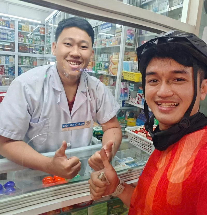 Mai Trí Thức tại quầy thuốc, nơi anh lấy cảm hứng sáng tạo những video hài hước từ chính công việc dược sĩ hằng ngày. Mai Trí Thức tại quầy thuốc, nơi anh lấy cảm hứng sáng tạo những video hài hước từ chính công việc dược sĩ hằng ngày.