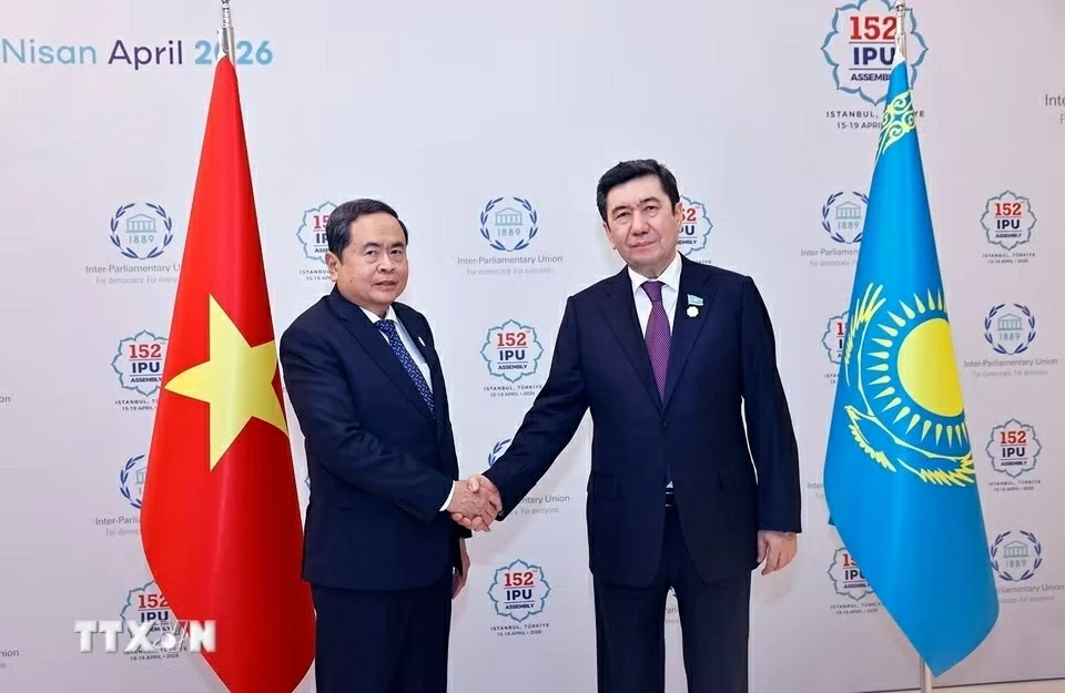 Chủ tịch Quốc hội Trần Thanh Mẫn hội kiến Chủ tịch Hạ viện Kazakhstan Yerlan Koshanov nhân dịp Đại hội đồng IPU-152