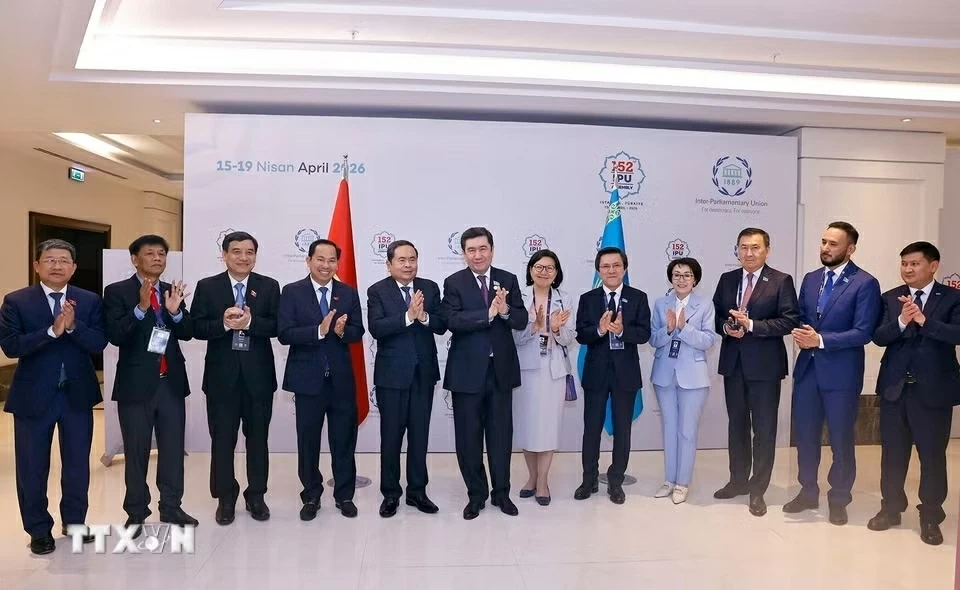 Chủ tịch Quốc hội Trần Thanh Mẫn hội kiến Chủ tịch Hạ viện Kazakhstan Yerlan Koshanov nhân dịp Đại hội đồng IPU-152