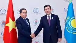 Chủ tịch Quốc hội Trần Thanh Mẫn hội kiến Chủ tịch Hạ viện Kazakhstan Yerlan Koshanov nhân dịp Đại hội đồng IPU-152
