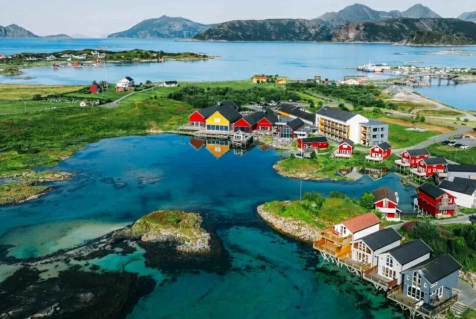 An Uy: Sống không cần đồng hồ tại ngôi làng 69 ngày Mặt trời không lặn