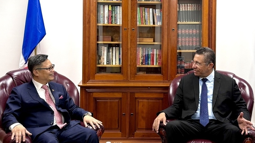 Đại sứ Việt Nam tại Pháp Trịnh Đức Hải chào xã giao Đại sứ Cuba tại Pháp