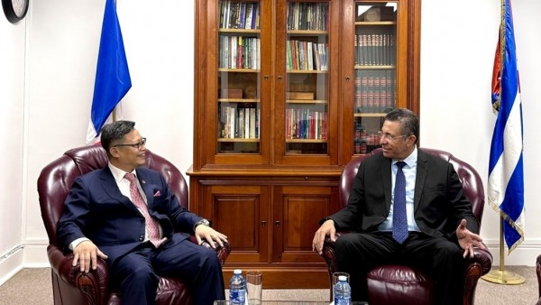 Ambassador Trinh Duc Hai pays courtesy call to Cuban Ambassador in France