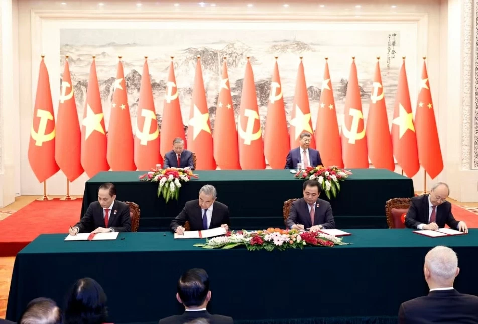 Việt Nam và Trung Quốc ký nhiều văn kiện hợp tác trong khuôn khổ chuyến thăm cấp Nhà nước của Tổng Bí thư, Chủ tịch nước Tô Lâm Việt Nam và Trung Quốc ký nhiều văn kiện hợp tác trong khuôn khổ chuyến thăm cấp Nhà nước của Tổng Bí thư, Chủ tịch nước Tô Lâm