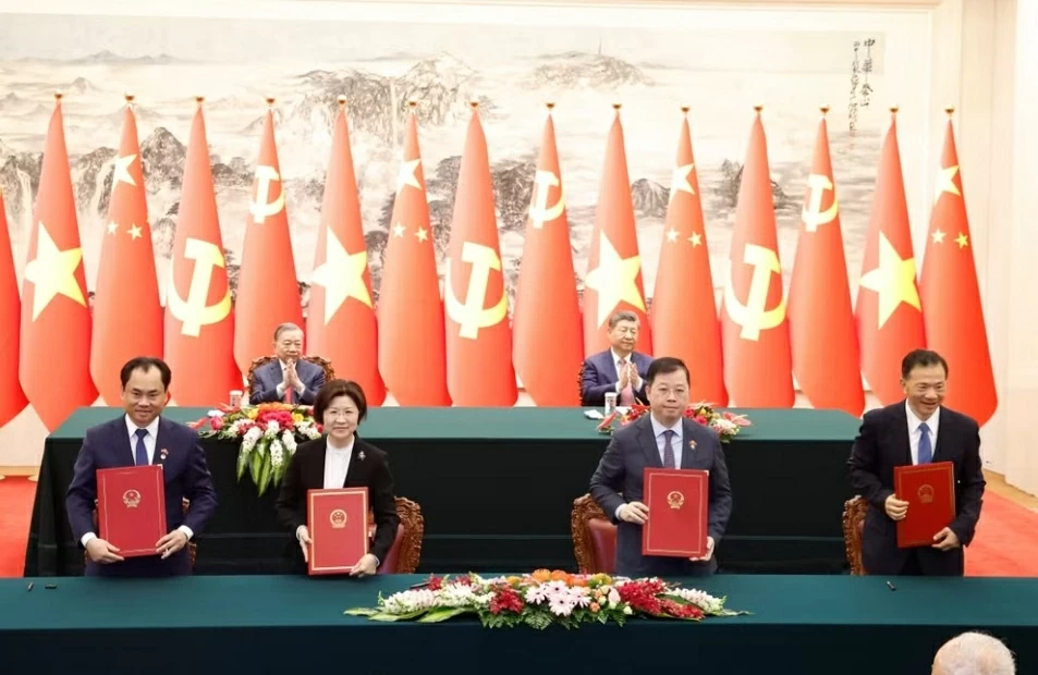 Việt Nam và Trung Quốc ký nhiều văn kiện hợp tác trong khuôn khổ chuyến thăm cấp Nhà nước của Tổng Bí thư, Chủ tịch nước Tô Lâm Việt Nam và Trung Quốc ký nhiều văn kiện hợp tác trong khuôn khổ chuyến thăm cấp Nhà nước của Tổng Bí thư, Chủ tịch nước Tô Lâm