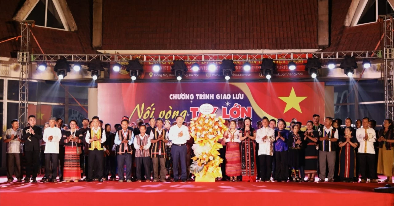 Lan tỏa tinh thần đại đoàn kết dân tộc trong đêm 'Nối vòng tay lớn' Lan tỏa tinh thần đại đoàn kết dân tộc trong đêm 'Nối vòng tay lớn'