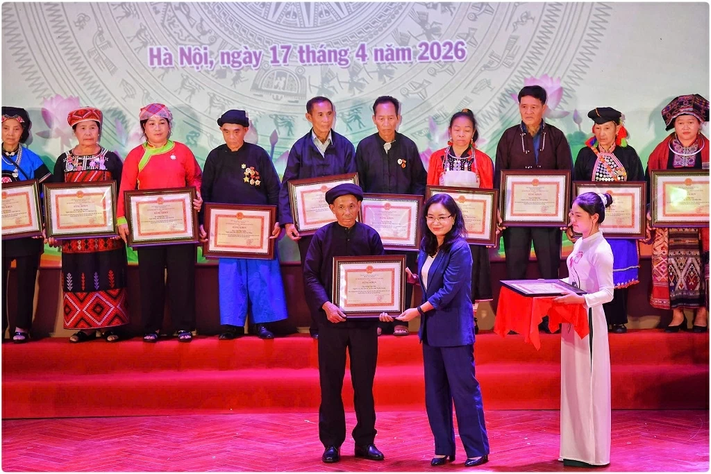 Phát huy nguồn lực văn hóa dân tộc trong giai đoạn mới Phát huy nguồn lực văn hóa dân tộc trong giai đoạn mới