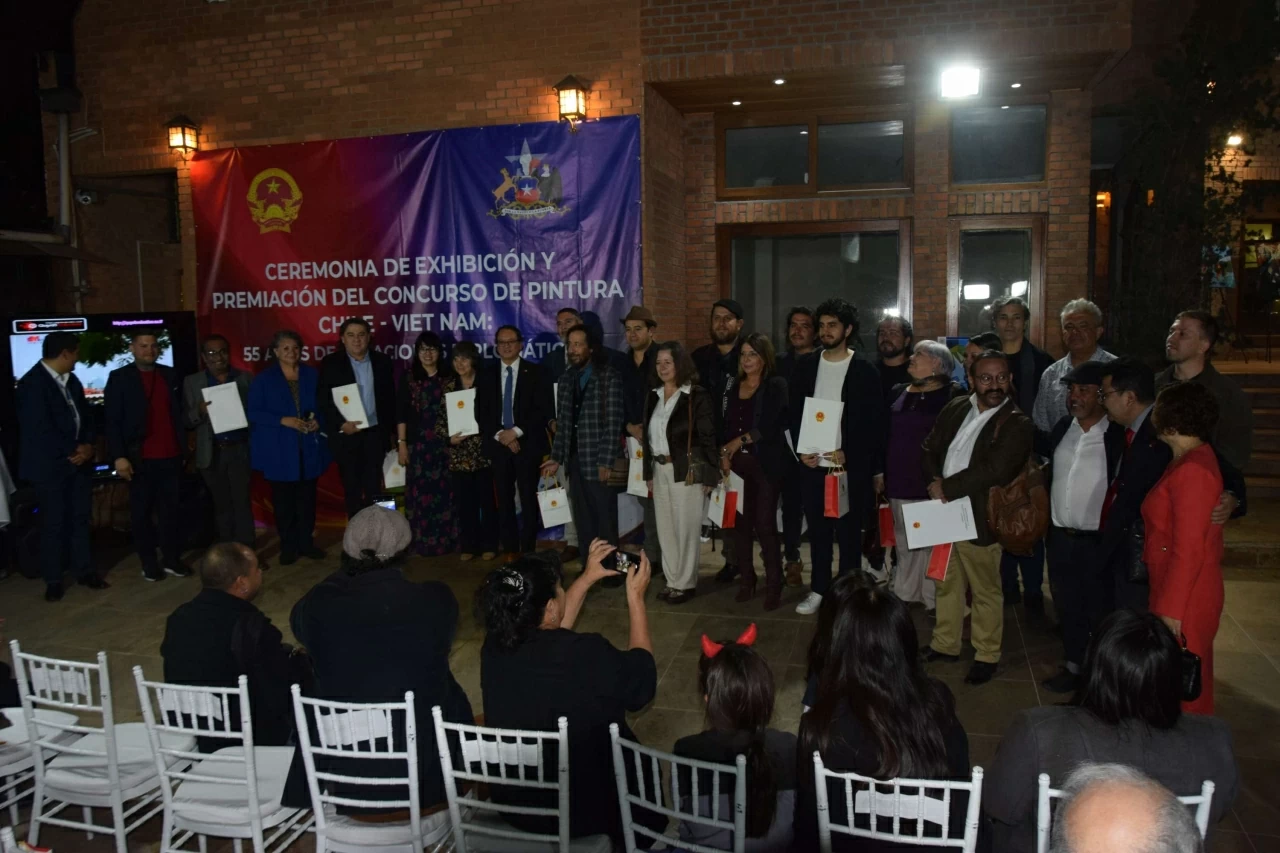 Việt Nam qua nét vẽ của 27 họa sĩ Chile