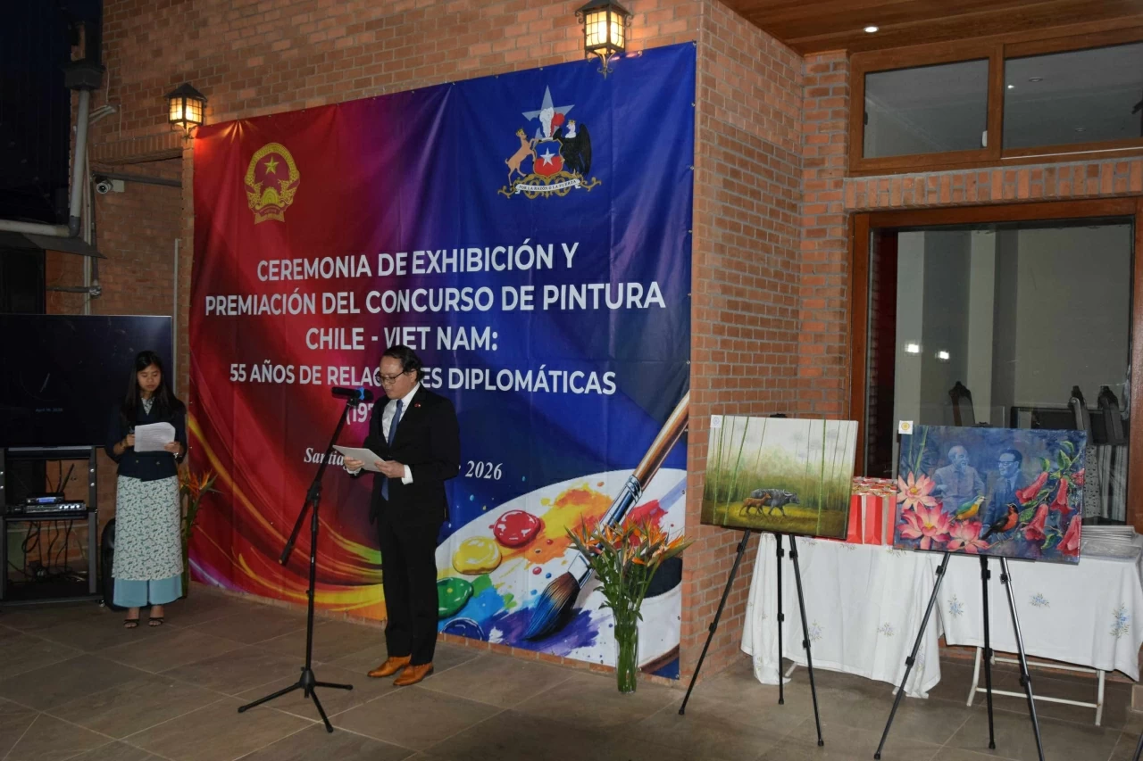 Việt Nam qua nét vẽ của 27 họa sĩ Chile Việt Nam qua nét vẽ của 27 họa sĩ Chile