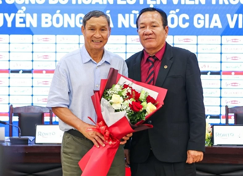 HLV Hoàng Văn Phúc tiếp quản “ghế nóng” tuyển nữ Việt Nam mở ra chương mới với không ít thách thức HLV Hoàng Văn Phúc tiếp quản 'ghế nóng' tuyển nữ Việt Nam mở ra chương mới với không ít thách thức