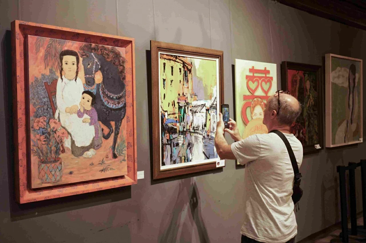 Không gian trưng bày các tác phẩm tại triển lãm “Phụ nữ vẽ Phụ nữ” thu hút sự quan tâm của du khách (Ảnh: Minh Hằng)