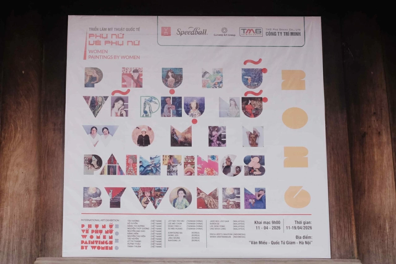 Danh sách các nữ họa sĩ đến từ 5 quốc gia tham gia triển lãm tại bảng thông tin. (Ảnh: Hà Anh)