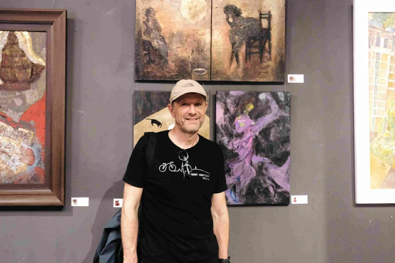 Du khách đến từ Bỉ trải nghiệm không gian triển lãm. (Ảnh: Hà Anh)