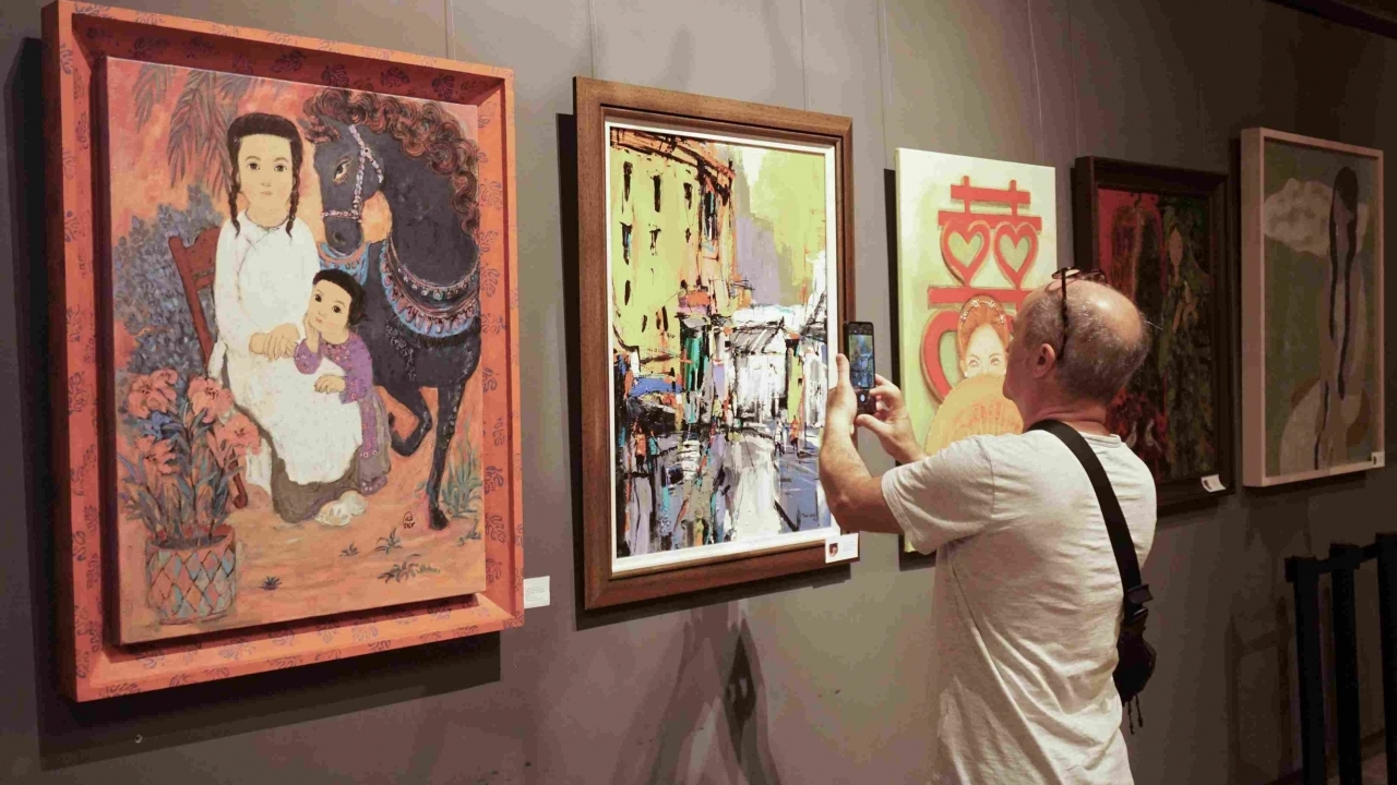 Triển lãm ‘Phụ nữ vẽ Phụ nữ’ ghi dấu ấn với du khách quốc tế