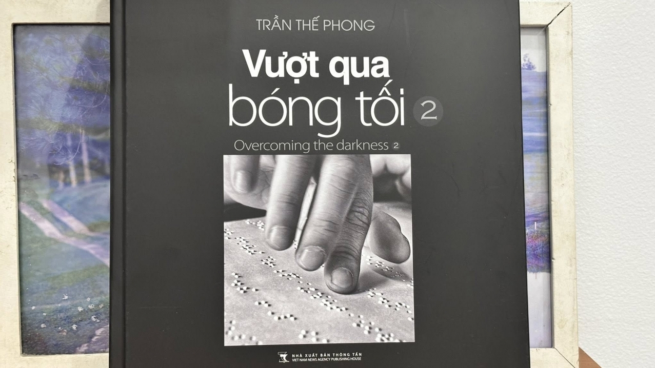 Nhiếp ảnh gia Trần Thế Phong ra mắt sách ảnh về nghị lực thầm lặng của học sinh khiếm thị