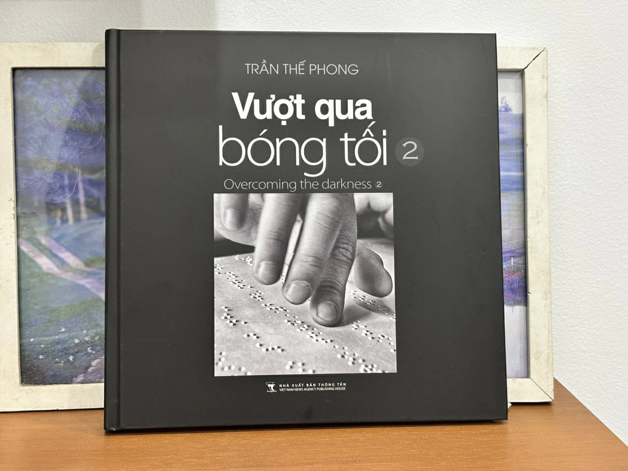 Nghệ sĩ nhiếp ảnh Trần Thế Phong ra mắt sách ảnh về nghị lực thầm lặng của học sinh khiếm thị Nhiếp ảnh gia Trần Thế Phong ra mắt sách ảnh về nghị lực thầm lặng của học sinh khiếm thị