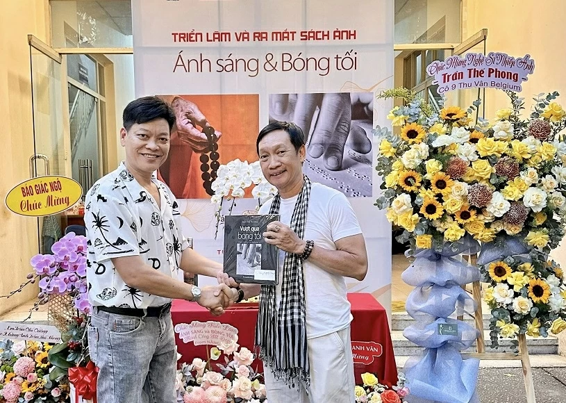 Nghệ sĩ nhiếp ảnh Trần Thế Phong ra mắt sách ảnh về nghị lực thầm lặng của học sinh khiếm thị Nhiếp ảnh gia Trần Thế Phong ra mắt sách ảnh về nghị lực thầm lặng của học sinh khiếm thị