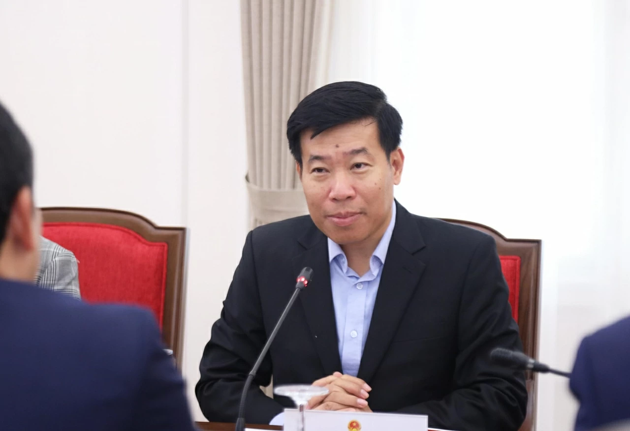 Ủy viên Trung ương Đảng, Phó Bí thư Thường trực Đảng ủy, Thứ trưởng Bộ Ngoại giao phát biểu tại buổi làm việc. (Ảnh: Thành Long)