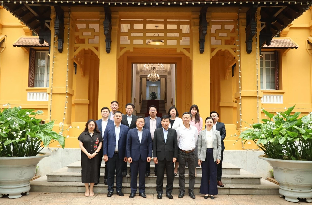 Bộ Ngoại giao và lãnh đạo VSIP chụp ảnh chung. (Ảnh: Thành Long)