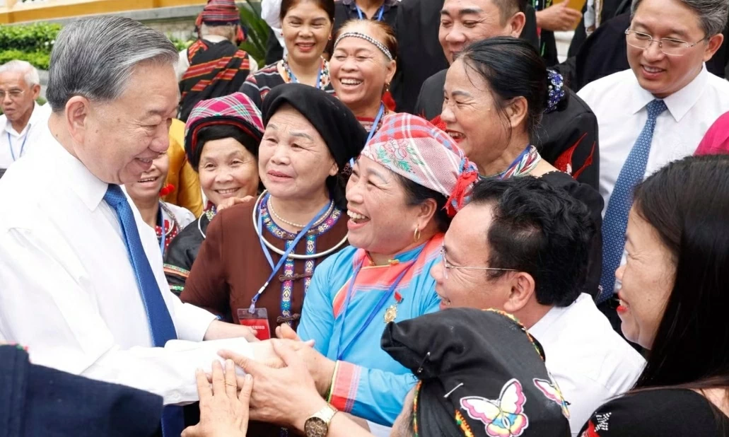 Tổng Bí thư, Chủ tịch nước Tô Lâm với các già làng, trưởng bản, nghệ nhân, người có uy tín tiêu biểu toàn quốc. (Ảnh: Thống Nhất/TTXVN)