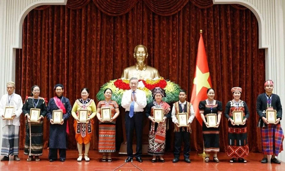 Tổng Bí thư, Chủ tịch nước Tô Lâm tiếp các già làng, trưởng bản, nghệ nhân, người có uy tín tiêu biểu toàn quốc Tổng Bí thư, Chủ tịch nước Tô Lâm tiếp các già làng, trưởng bản, nghệ nhân, người có uy tín tiêu biểu toàn quốc