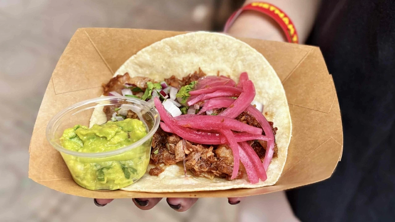 Chiếc bánh taco mang đậm hương vị truyền thống của Mexico. (Ảnh: Lan Dương)