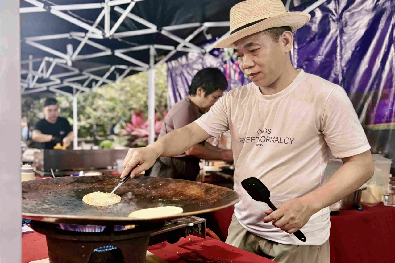 Người đầu bếp tỉ mỉ hoàn thiện những chiếc Tacos phục vụ thực khách. (Ảnh: Nhi Vũ)