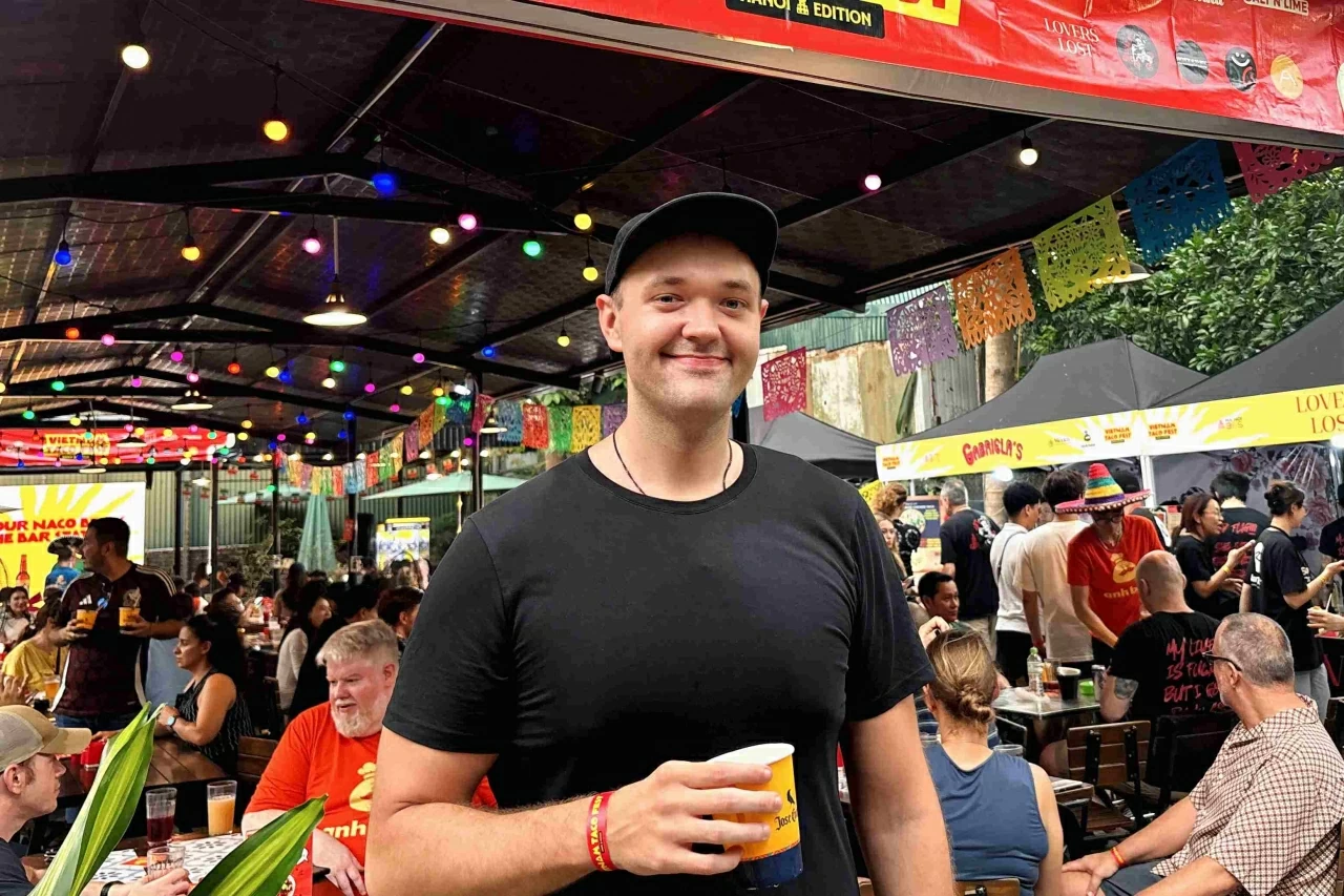 Thực khách tới từ Mỹ ấn tượng với bầu không khí náo nhiệt tại lễ hội. (Ảnh: Nhi Vũ)