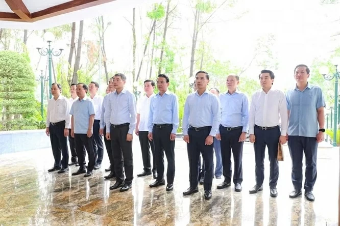 Thủ tướng Chính phủ Lê Minh Hưng dâng hương tại Ngã ba Đồng Lộc