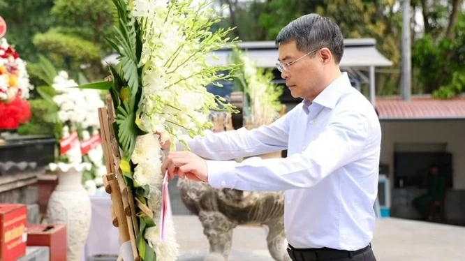 Thủ tướng Chính phủ Lê Minh Hưng dâng hương tại Ngã ba Đồng Lộc Thủ tướng Chính phủ Lê Minh Hưng dâng hương tại Ngã ba Đồng Lộc