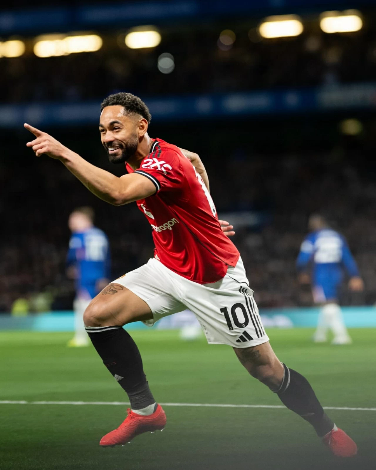 Matheus Cunha ăn mừng sau khi ghi bàn thắng duy nhất trong hiệp một tại Stamford Bridge.