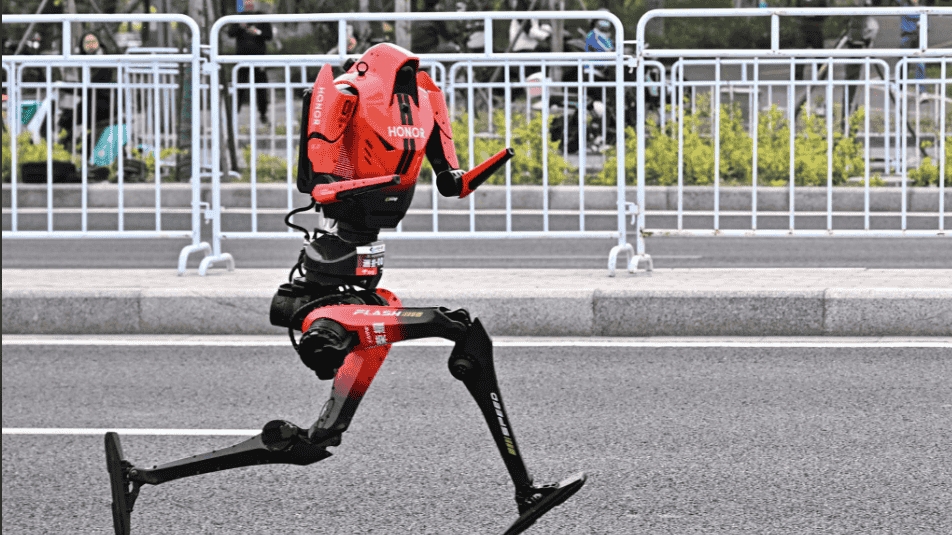 Robot hình người tham gia giải chạy bán marathon cùng người thật tại Trung Quốc
