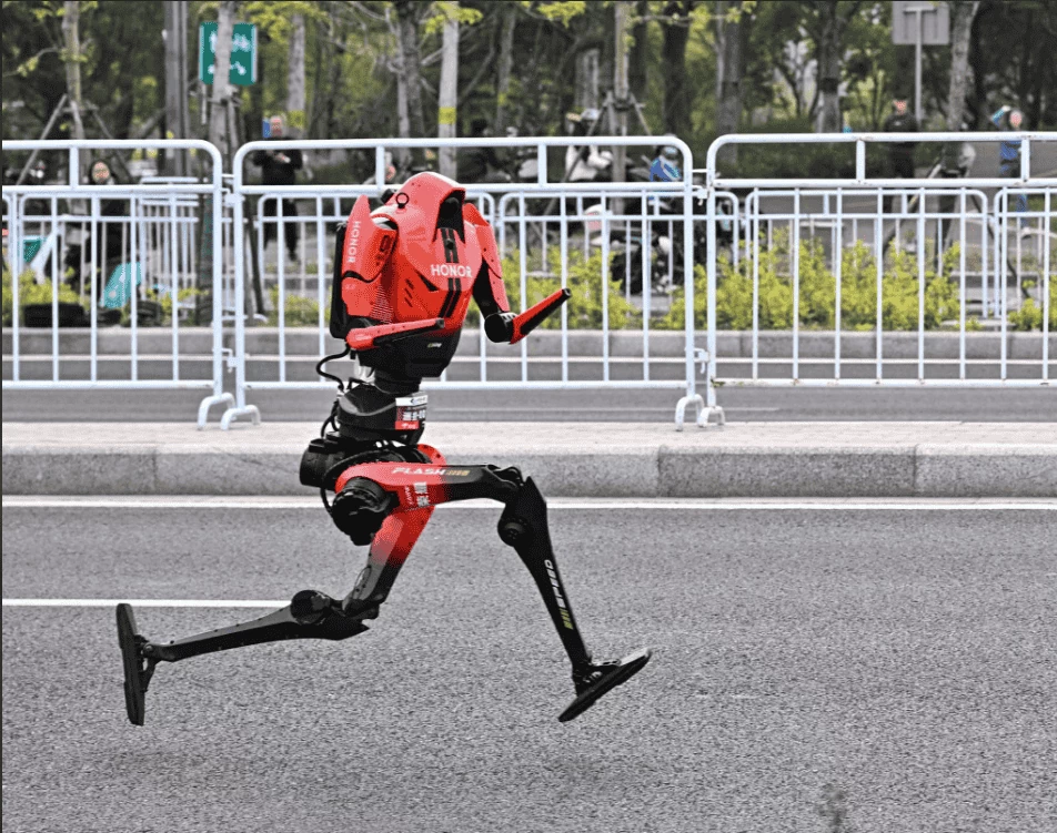 Một robot hình người Honor Lightning chạy về đích trong cuộc thi. (Nguồn: Reuters) Một robot hình người Honor Lightning chạy về đích trong cuộc thi. (Nguồn: Reuters)