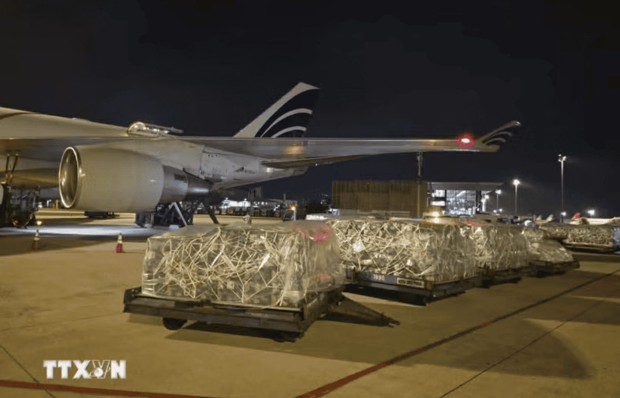 Các lô hàng được bốc dỡ xuống sân bay. (Nguồn: TTXVN)