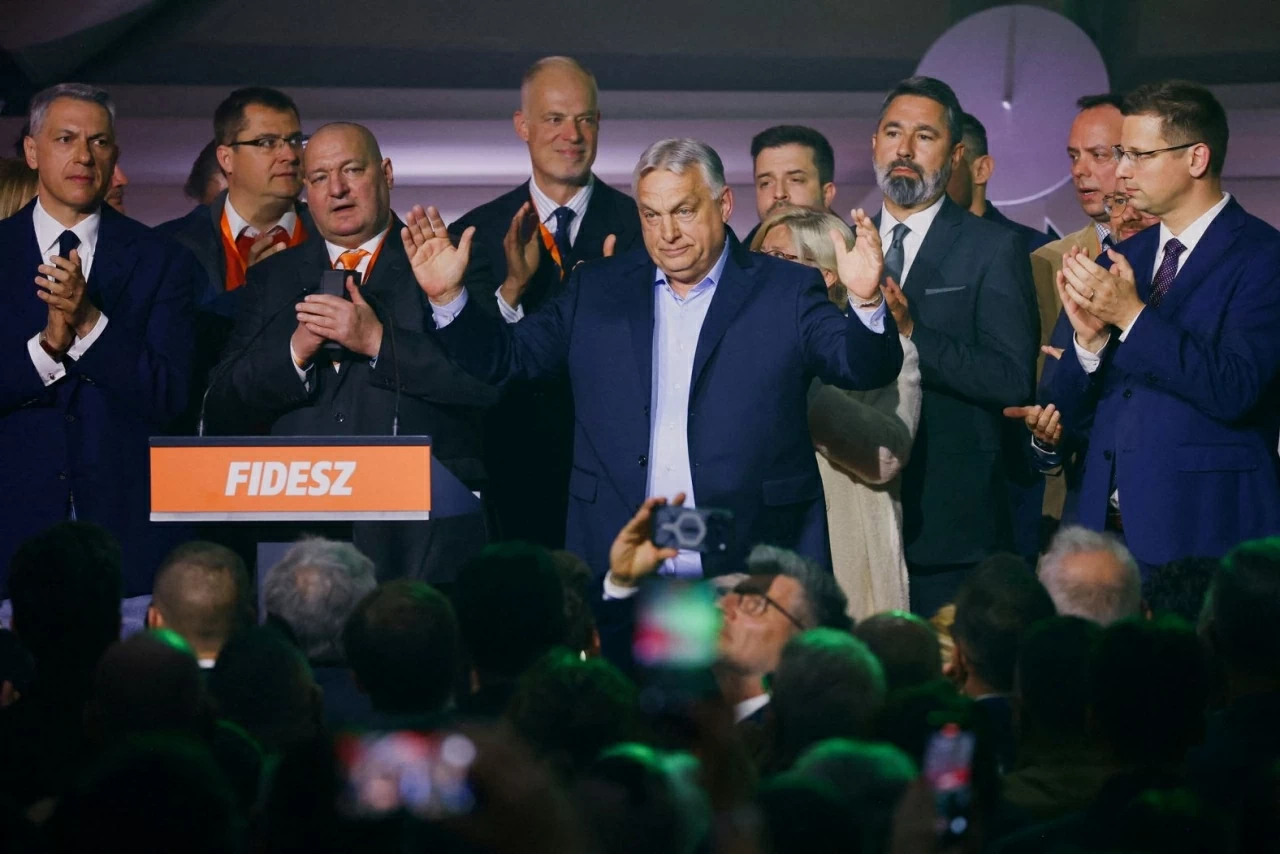 Thủ tướng Hungary Viktor Orbán phản ứng trên sân khấu tại Budapest sau khi kết quả bầu cử sơ bộ được công bố vào Chủ nhật, ngày 12 tháng 4. (Nguồn: X)