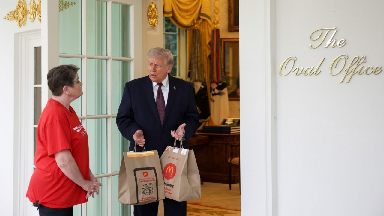 Ảnh ấn tượng: Chủ tịch Cuba tái khẳng định lập trường, Tổng thống Mỹ và đơn hàng McDonald's, chính trường Hungary có bước ngoặt