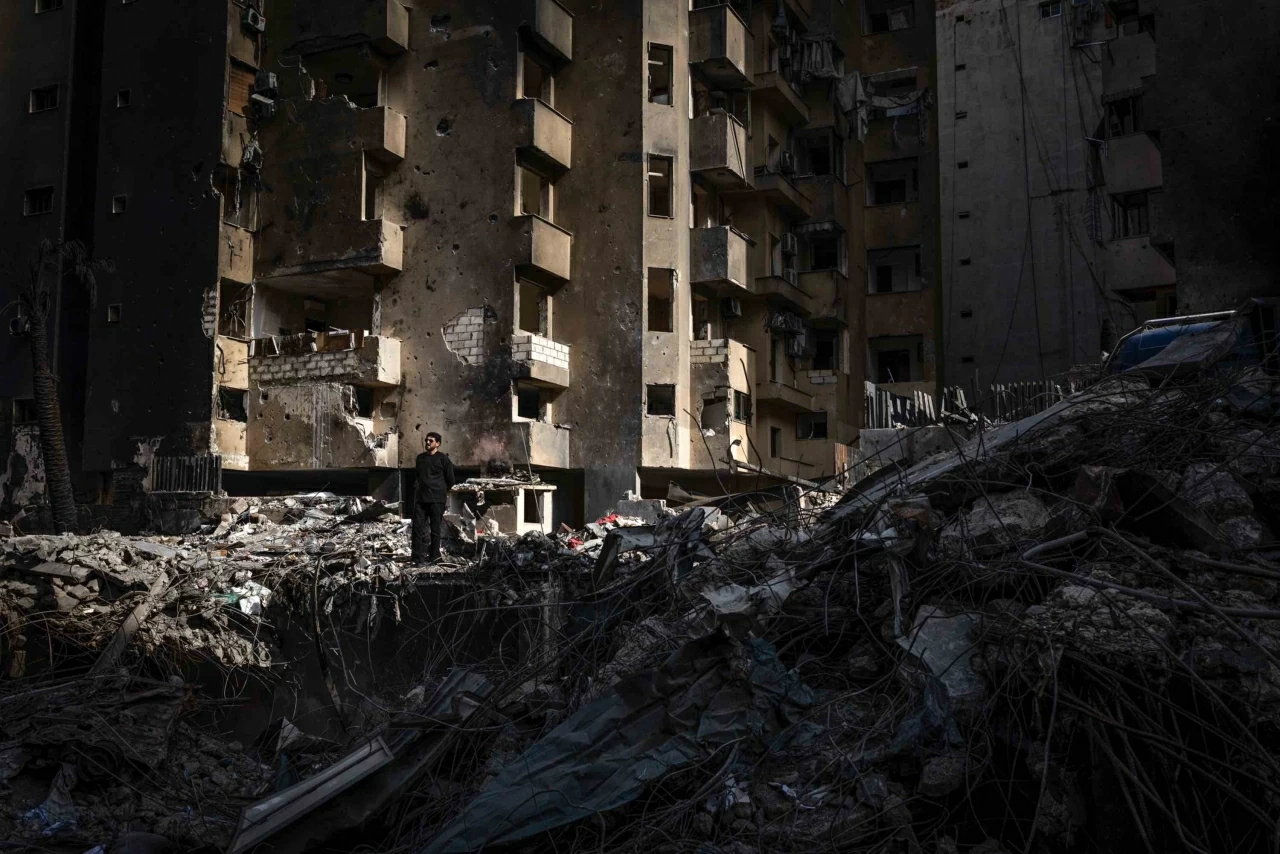 Một người đàn ông đứng trên đống đổ nát của một tòa chung cư, quan sát cảnh tàn phá tại Beirut, Lebanon, vào thứ Hai, ngày 13 tháng 4. Tổng thống Mỹ Donald Trump hôm thứ Năm thông báo rằng một lệnh ngừng bắn kéo dài 10 ngày sẽ bắt đầu giữa Israel và lực lượng Hezbollah được Iran hậu thuẫn tại Lebanon. (Nguồn: The New York Times)