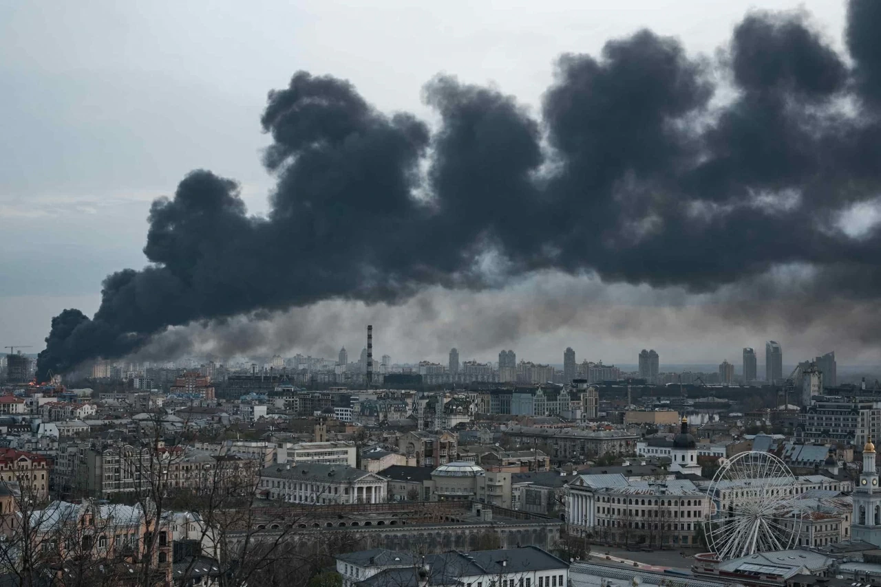 Khói đen dày đặc từ một đám cháy tại cơ sở nguyên liệu bốc cao trên bầu trời Kyiv sau các cuộc tấn công bằng tên lửa của Nga trong đêm. Những người bị thương trong đêm tại thành phố này bao gồm ba cảnh sát và bốn nhân viên y tế — những người đã có mặt tại hiện trường sau loạt tấn công đầu tiên và bị trúng đợt oanh kích thứ hai theo chiến thuật “đánh kép” (double tap). (Nguồn: Libkos)