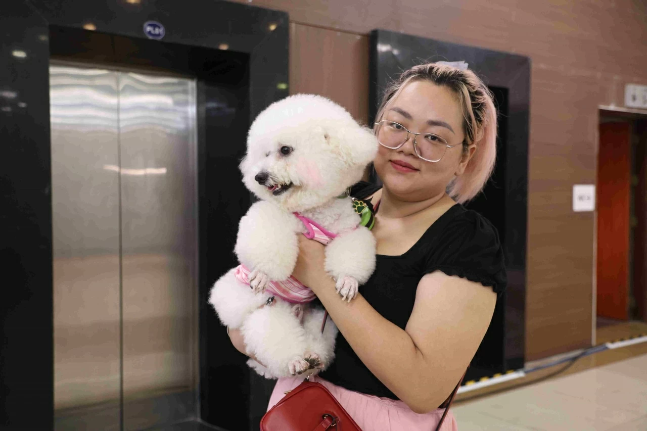 Chị Nhung cùng bé cún Bi đã có những trải nghiệm rất vui vẻ và đáng nhớ tại cuộc thi “Chó đẹp” trong khuôn khổ InterPetFest 2026. (Ảnh: Phương Linh)