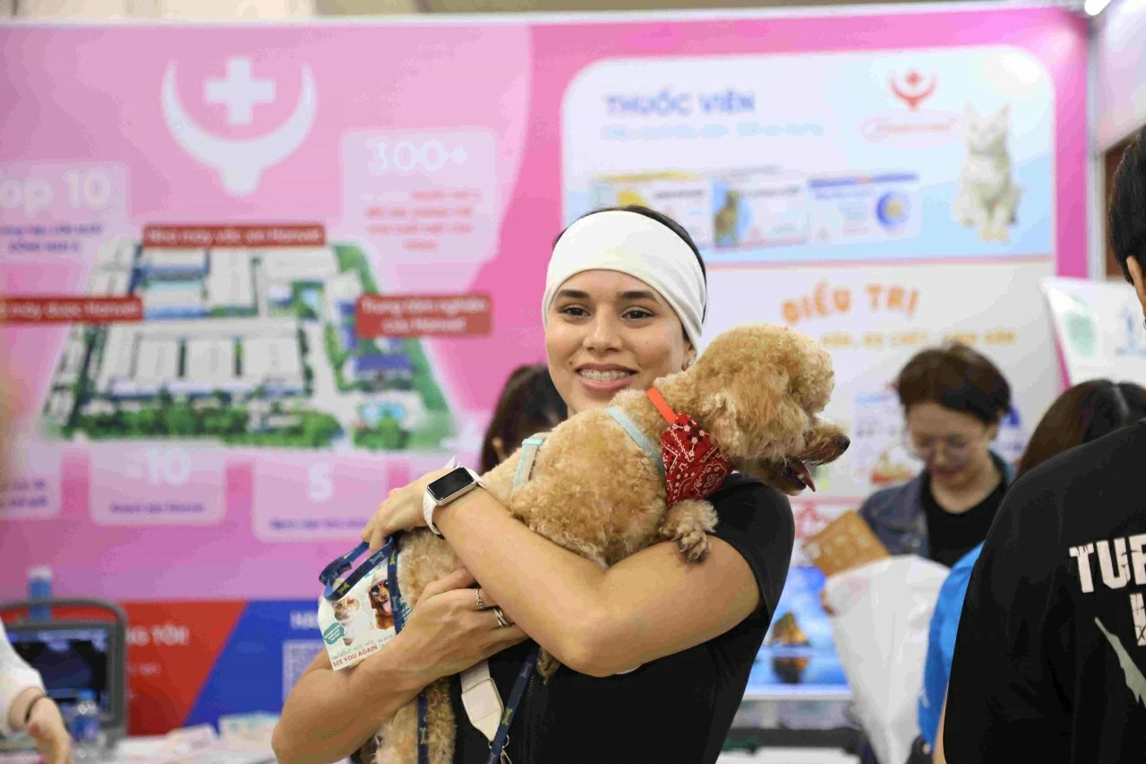 Chị Thalía Camacho cùng chú chó Akamaru của mình thích thú tham quan lễ hội. (Ảnh: Ngọc Khuê)